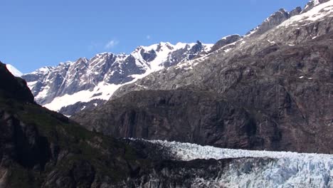 glaciar margerie y las montañas nevadas que lo rodean