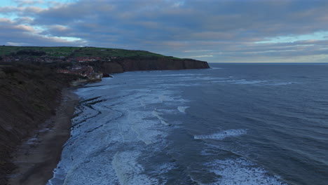 Erstellen-Einer-Drohnenaufnahme-Der-Robin-Hoods-Bay-Und-Der-Sedimentklippen-Im-Vereinigten-Königreich