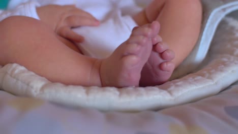 cerca de los dedos de los pies de un bebé recién nacido mientras se sienta en un guardabarros