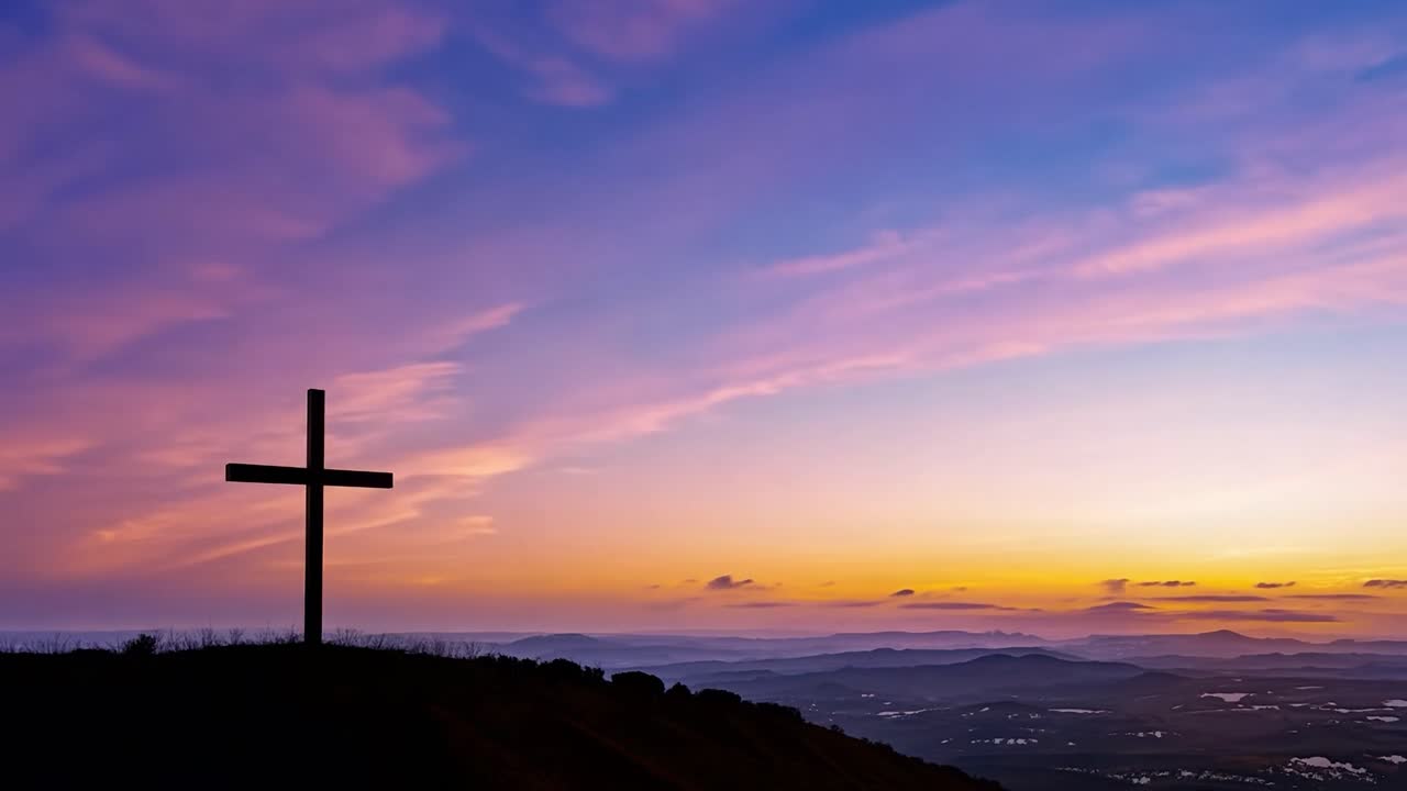 생동감 넘치는 일몰을 배경으로 한 외로운 십자가는 평온한 풍경 속에서 믿음과 희망을 상징합니다.