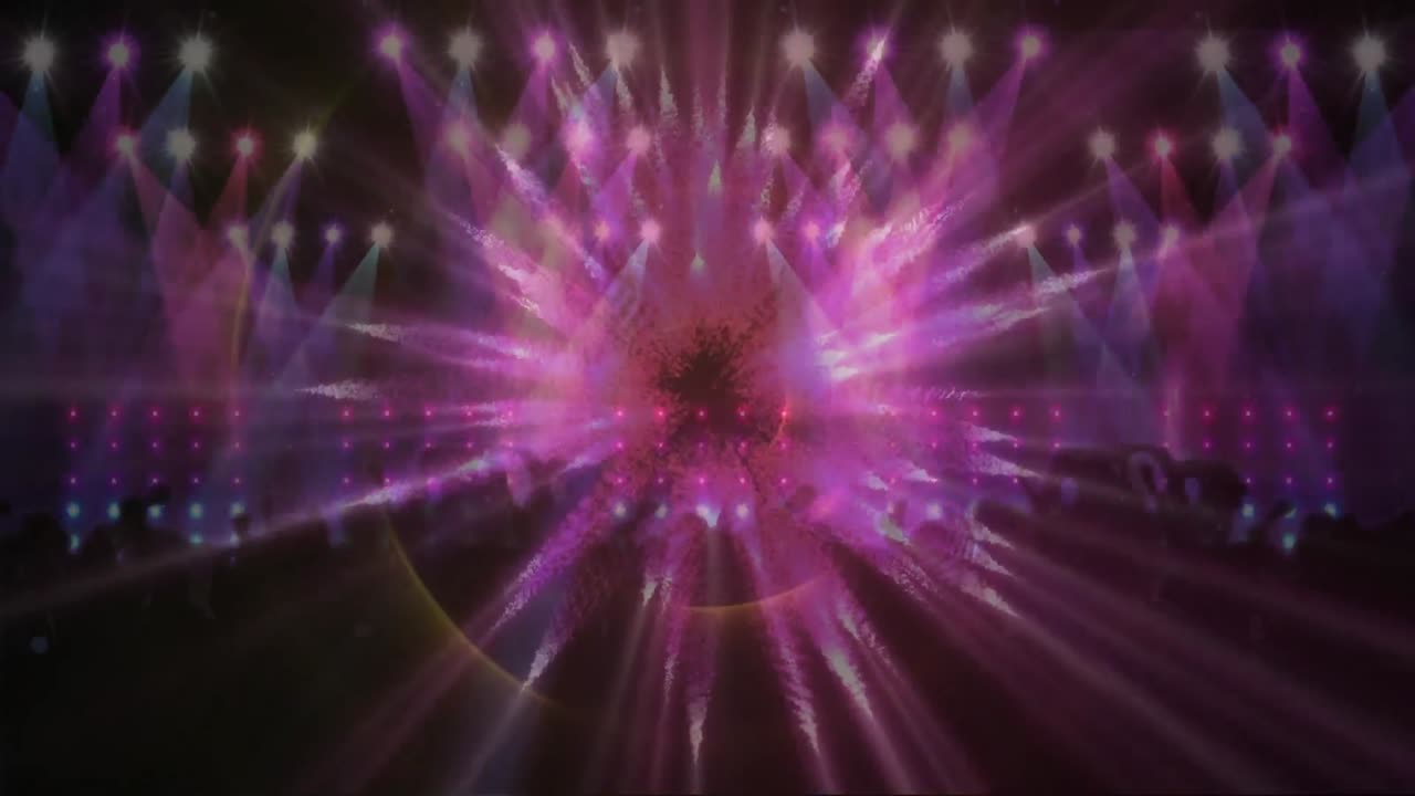 animación digital de ondas de luz girando contra las luces de la discoteca sobre siluetas de personas bailando