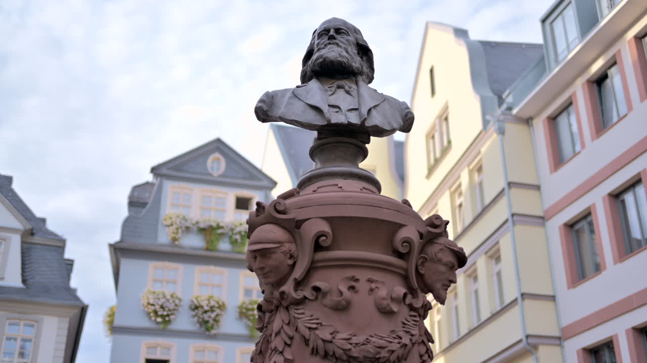 Friedrich Stoltze Brunnen Statue, in Huhnermarkt Square, Frankfurt, Germany