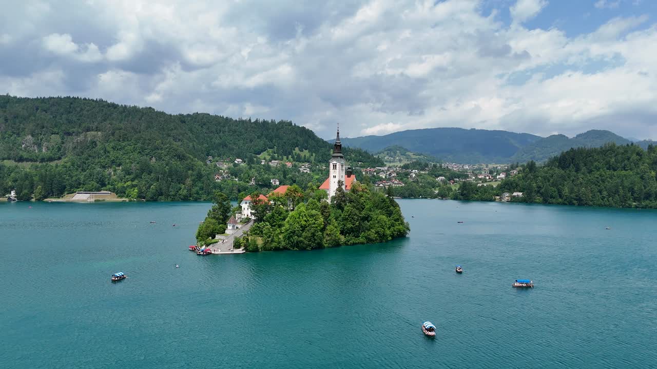Isola di Bled con chiesa, barche tradizionali Pletna sul lago, volo aereo a bassa quota