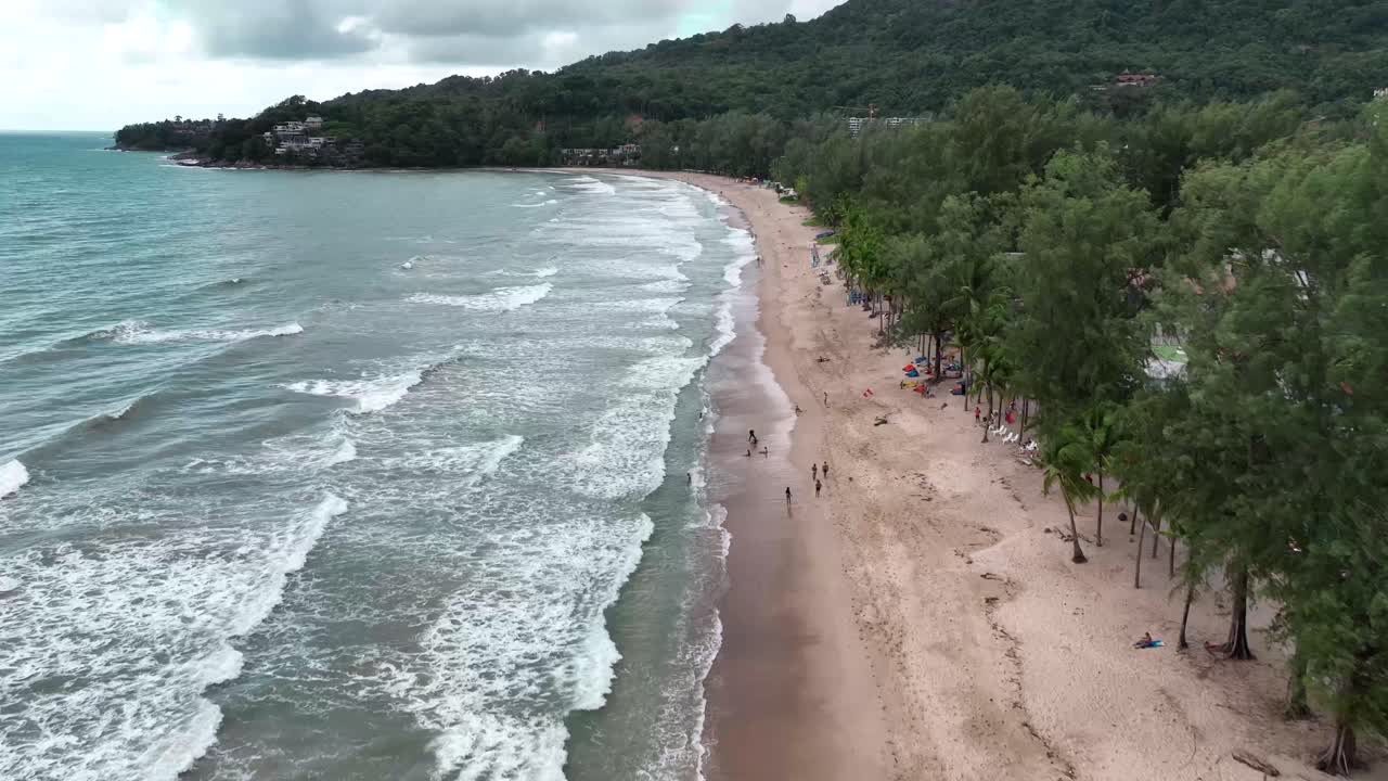 fotografía de un avión no tripulado de la playa de patong en phuket, tailandia