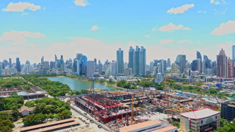 Lapso-De-Tiempo-De-Tráfico-Y-Construcción-En-Primer-Plano-Y-La-Ciudad-De-Bangkok-A-Lo-Largo-Del-Río-Chao-Phraya