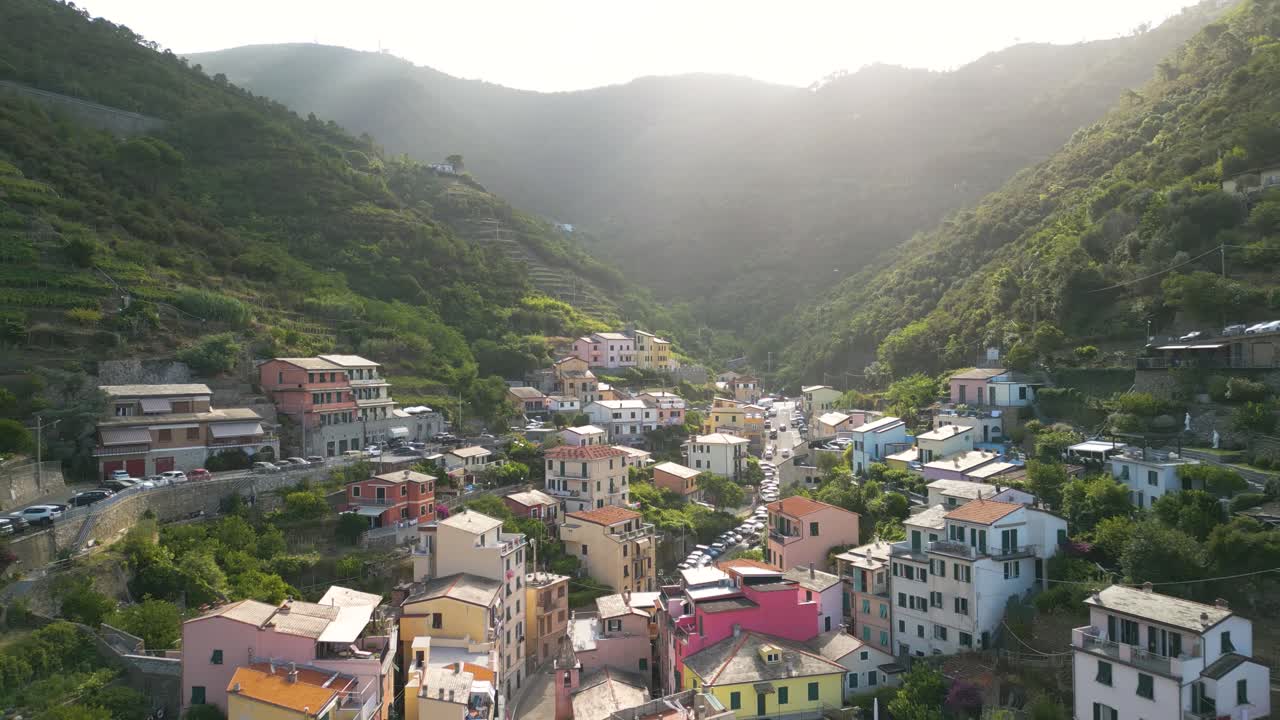 Ripresa del drone in avanti rivela il sole in una splendida mattinata a Riomaggiore, Cinque Terre