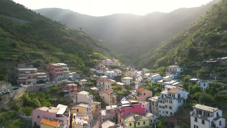 Forward-Drone-Shot-Reveals-Sunshine-on-Beautiful-Morning-in-Riomaggiore,-Cinque-Terre