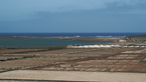 Salinas-De-Janubio-Salinen-Und-Pfähle-Lanzarote-Landschaften-Kanarische-Inseln