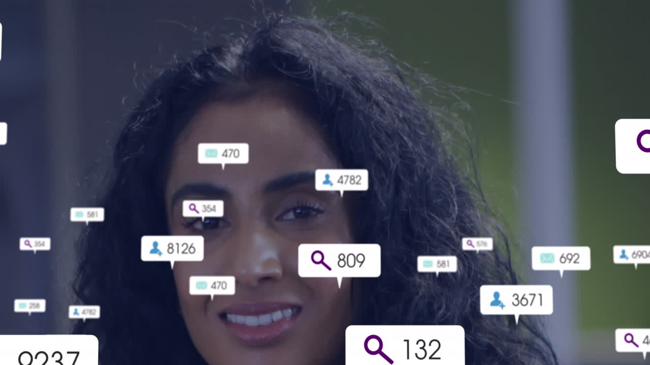 Animasi ikon dan angka yang berubah di bilah notifikasi, potret wanita birasial yang tersenyum.