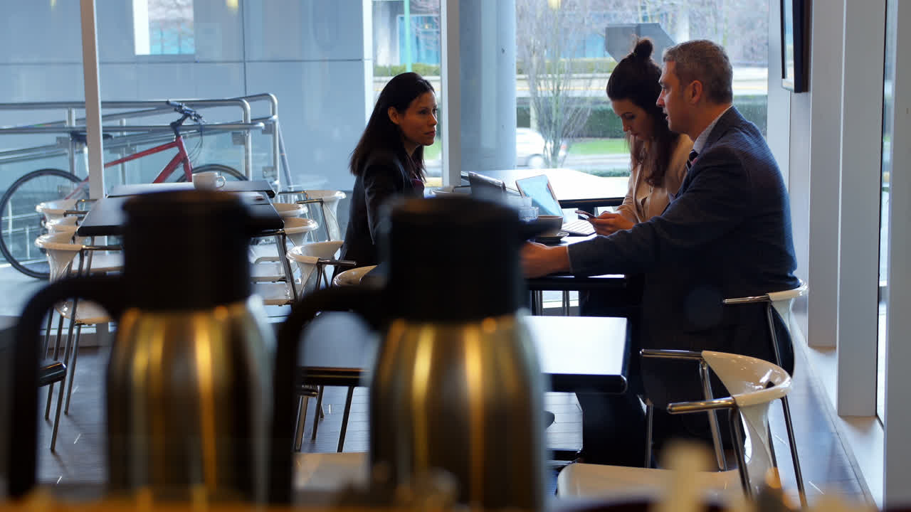 경영진들이 서로 상호작용하는 것