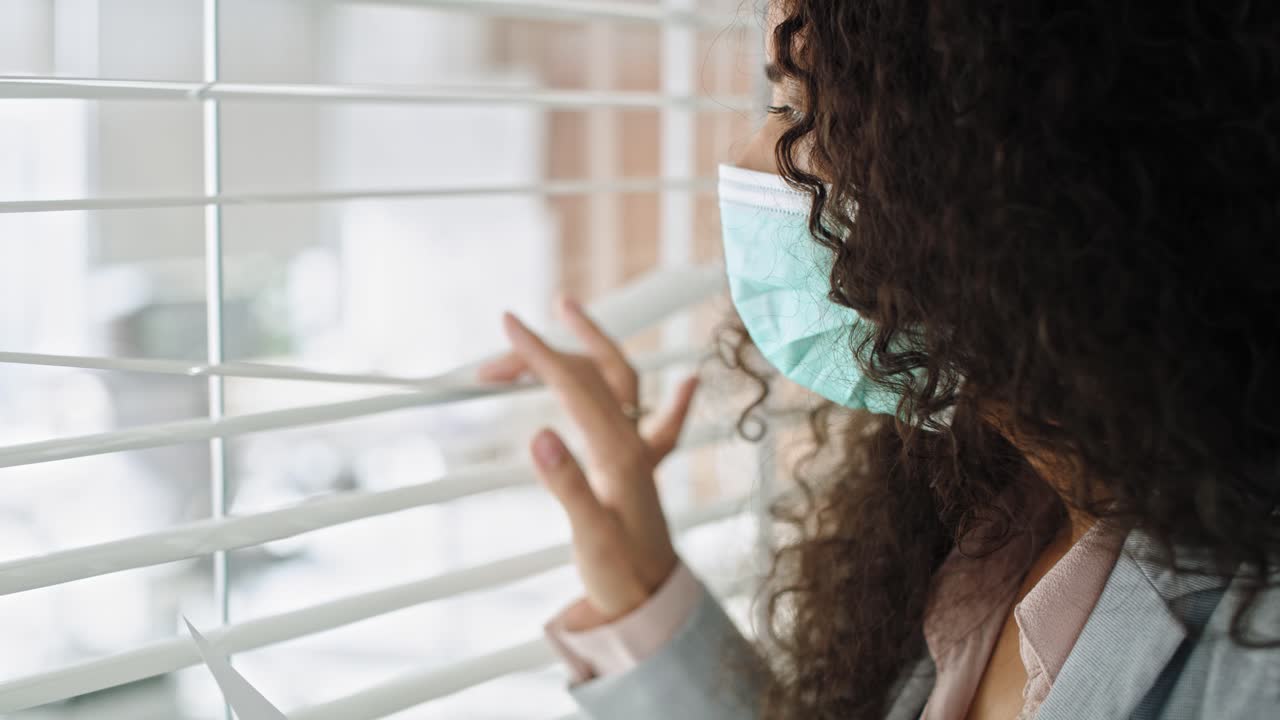 seguimiento de video del jefe con el documento mirando a la oficina vacía