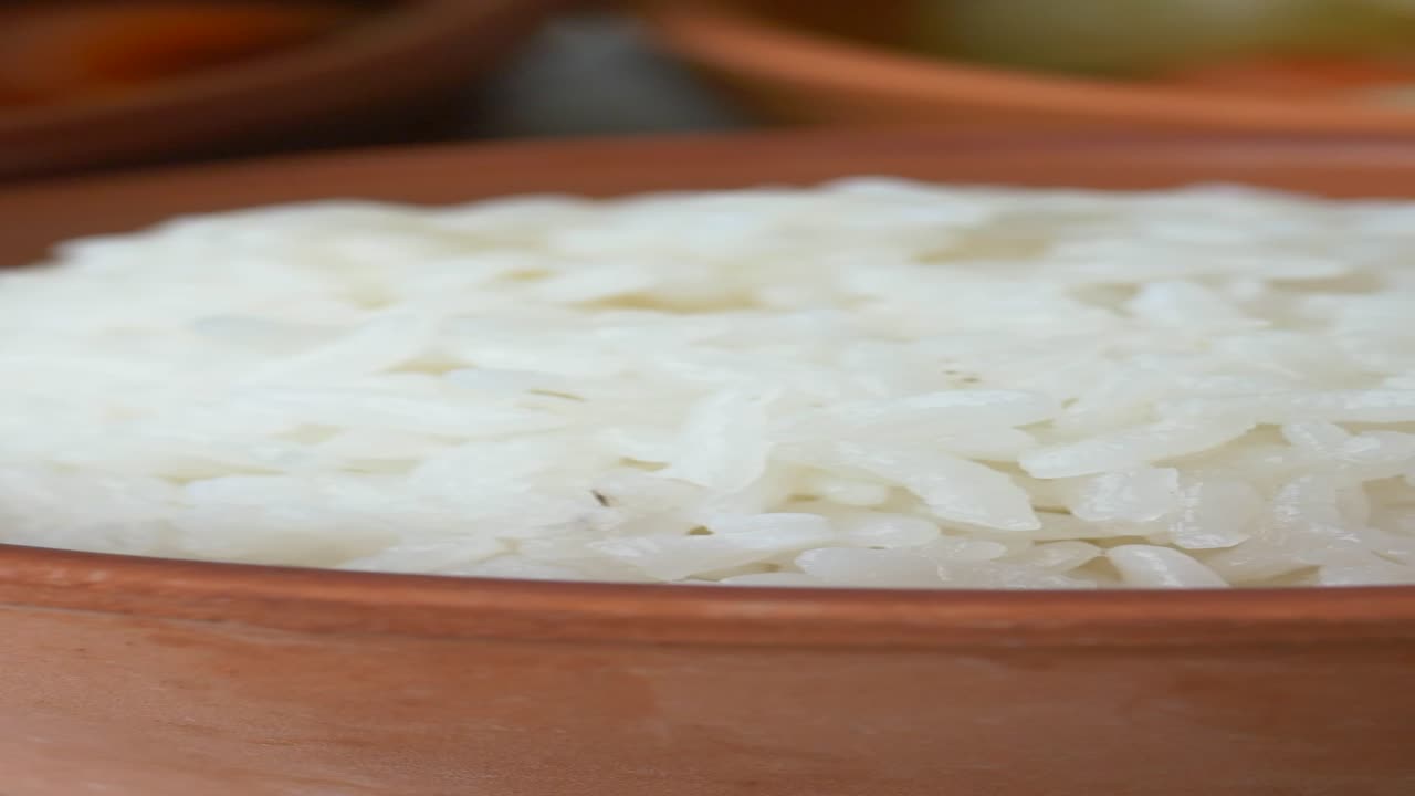 primer plano de arroz blanco cocido en un cuenco de arcilla