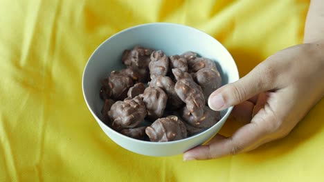 Primer-Plano-De-Caramelo-De-Chocolate-Con-Maní-En-La-Mesa,