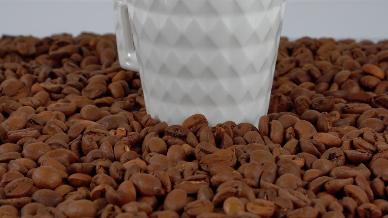 전통적인 터키 커피와 콩 슬라이더 샷 공개