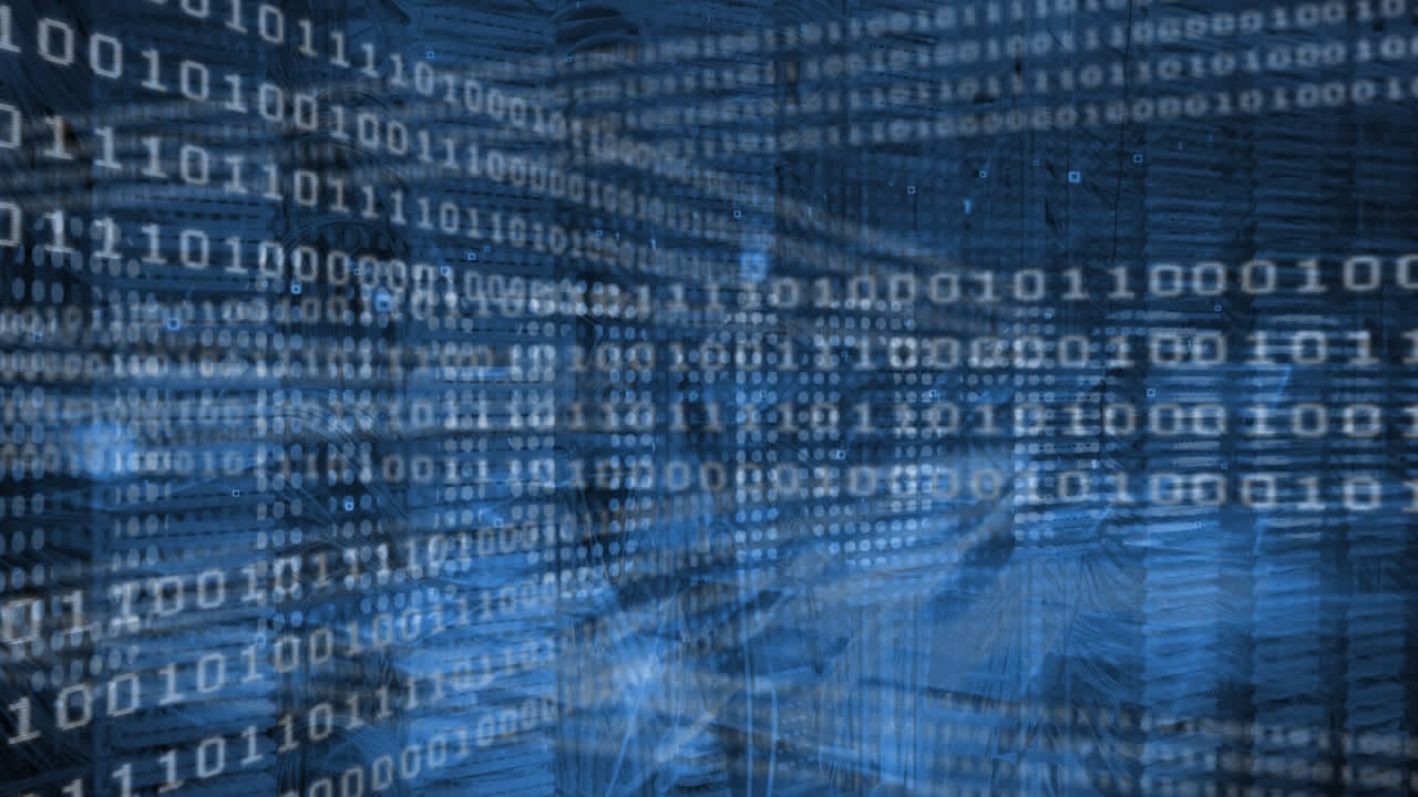 animación de codificación binaria brillante y superposición de información y desplazamiento en la pantalla de la computadora