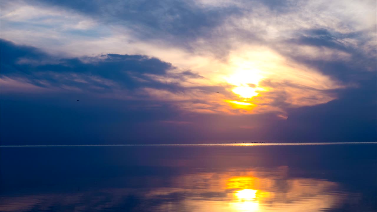 조용한 바다 위에서 은 해가 지는 것