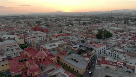 Fliegen-Sie-Bei-Sonnenuntergang-über-Unsere-Liebe-Frau-Von-Guadalupe-Zum-Tempel-San-Antonio-De-Padua-In-Santiago-De-Queretaro,-Mexiko