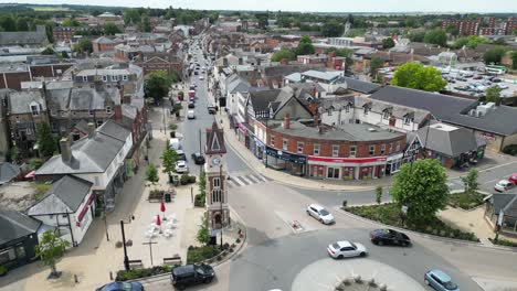 Aufsteigende-Drohne,-Luftaufnahme-Der-Hauptstraße-Newmarket-Town-Suffolk-Großbritannien