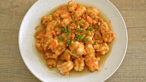 camarones fritos con ajo y pasta de camarones en un plato de whie