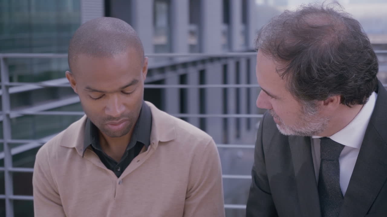 empresarios profesionales y seguros de sí mismos discutiendo en la ciudad