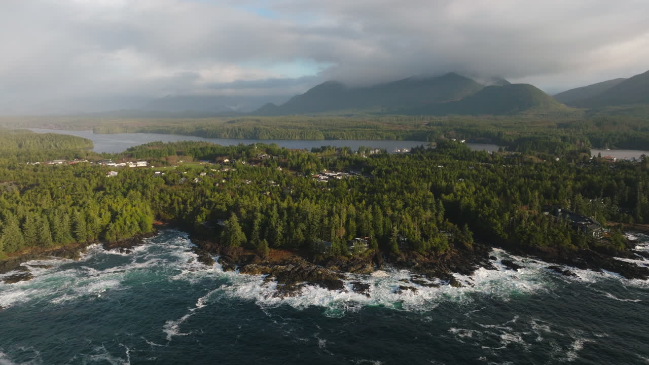 video de avión no tripulado al atardecer en ucluelet, columbia británica, canadá sobre el océano y el bosque