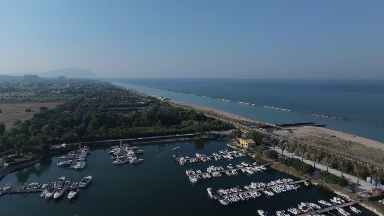 vista aérea del lujoso puerto de embarcaciones de porto potenza cerca de porto recanati, italia