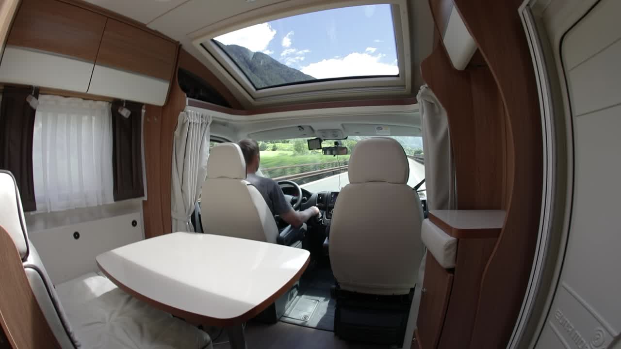 hombre conduciendo en una carretera en la furgoneta