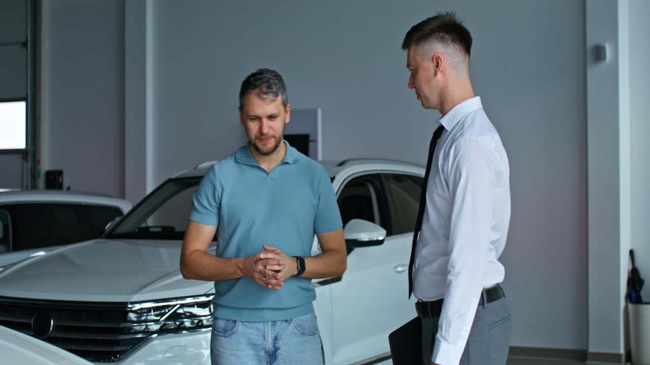 cliente discutiendo la compra de un automóvil en el concesionario