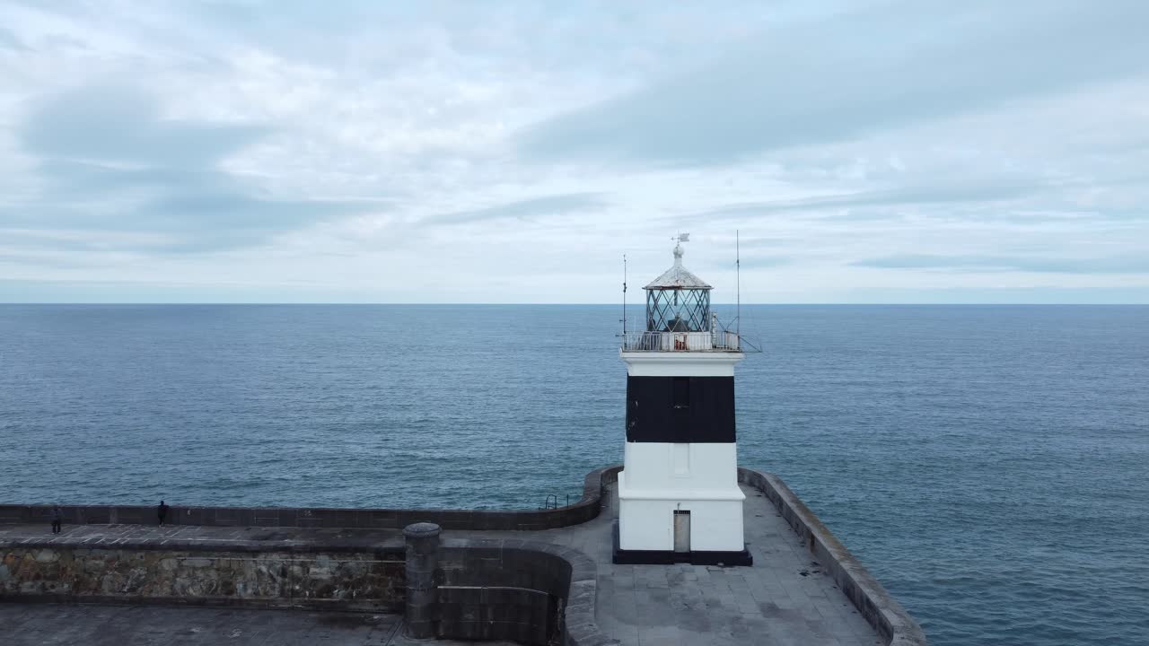 holyhead rompeolas faro más largo concreto costero mar protección hito aéreo bajo lento derecho giratorio ver revelar
