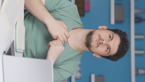 el video vertical del estudiante masculino resuelve una pregunta.