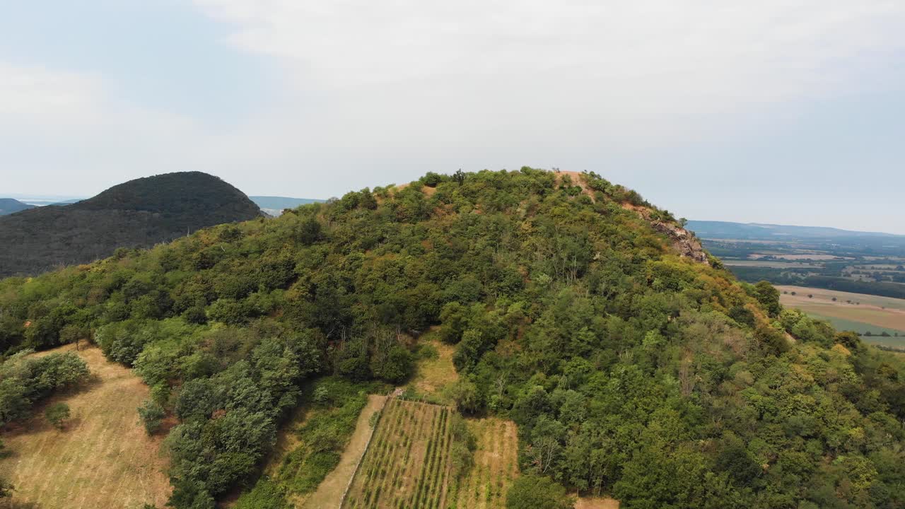 백그라운드에서 호수와 함께 아름다운 화산 목격 산의 서사시 궤도 드론 공중