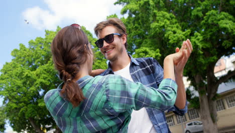 amigos bailando al aire libre