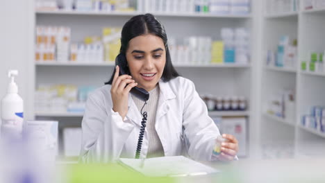 Mujer-Farmacéutica-Hace-Una-Llamada-Telefónica-Al-Cliente