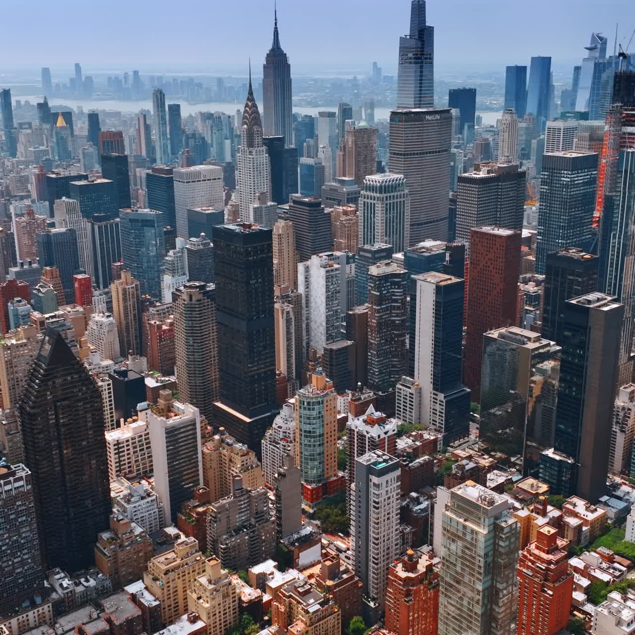 Splendida architettura del Midtown di New York in una giornata limpida e soleggiata. Incredibile scenario urbano con vista dall'alto