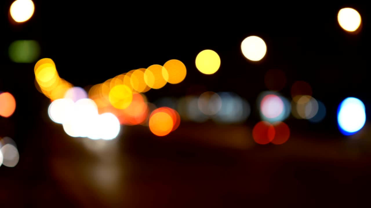 luces desenfocadas calle de los ángeles resumen. fondo borroso de la ciudad. círculos de bokeh en movimiento del tráfico nocturno.