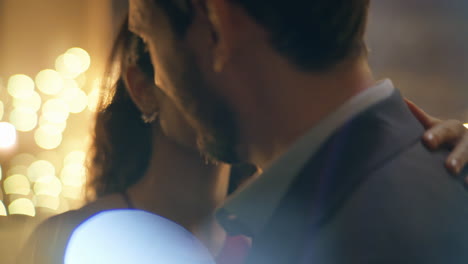 los amantes sonrientes bailan la noche de la cita de cerca. la pareja amorosa se une a la luz de las velas.