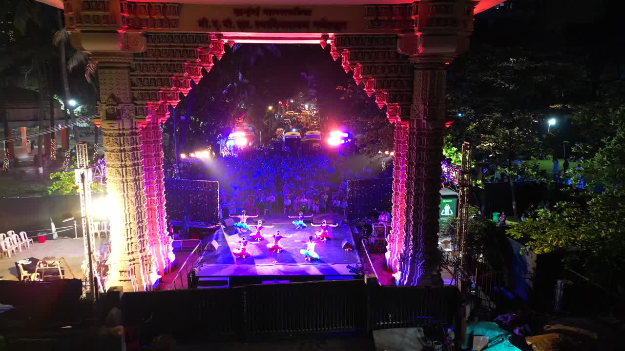 la gente está sentada y viendo el bharatanatyam en dadar chow patty beach bird eye wide to closeup view mumbai