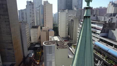 vista aérea que se eleva sobre la torre de la iglesia presbiteriana, hacia el distrito de la república, en são paulo, brasil