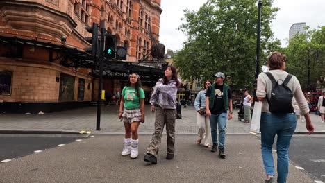 personas cruzando la calle cerca de un edificio histórico