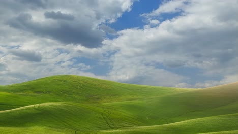 Grüne-Hügel-In-Der-Toskana-Mit-Wolken-In-Bewegung,-Zeitraffer-4K-Video