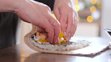 Hacer-Sushi-En-La-Cocina-De-Casa.-Manos-De-Mujer-Rodando-Sushi-Casero.