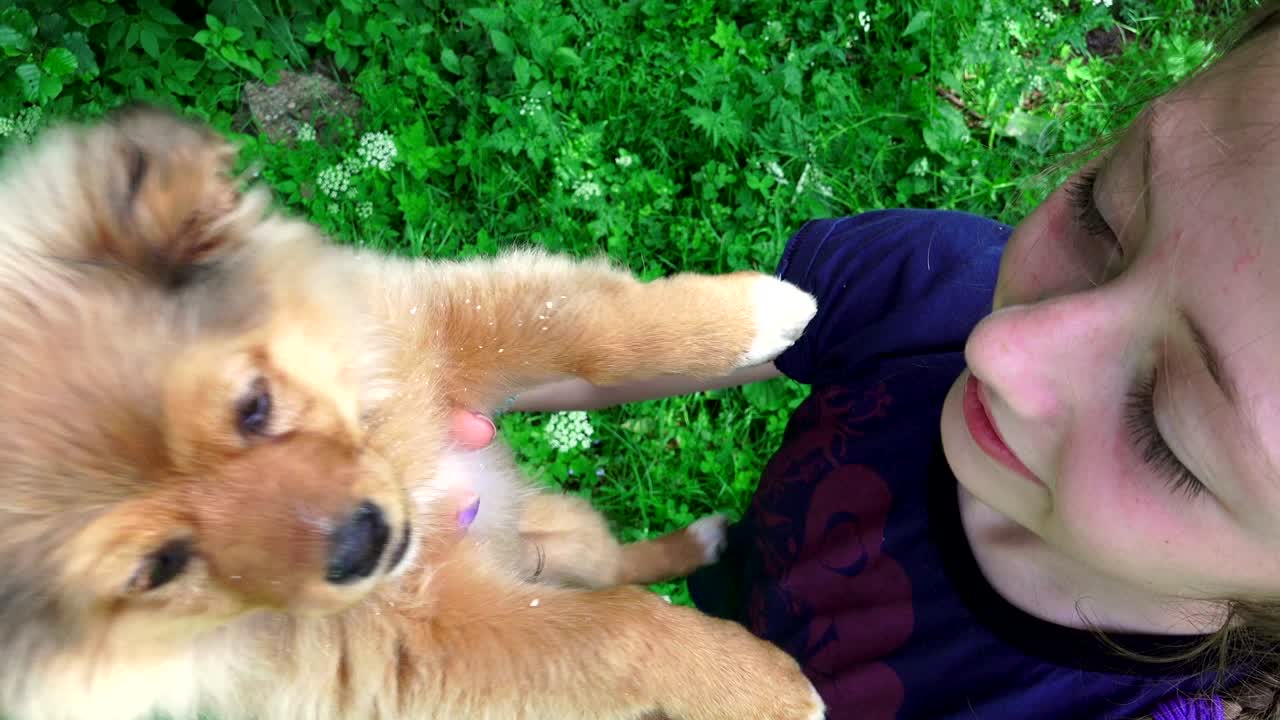 밖에서 강아지를 포옹하는 소녀