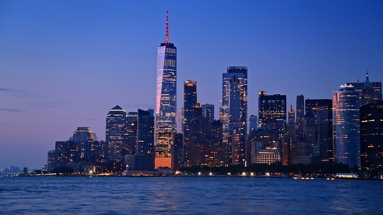 Skyline di New York con il One World Trade Center al crepuscolo. Vista dello skyline di New York con il One World Trade Center illuminato al crepuscolo