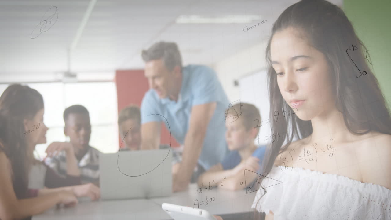 교실에서 스마트폰과 노트북을 사용하는 학교 어린이들을 대상으로 수학 방정식의 애니메이션