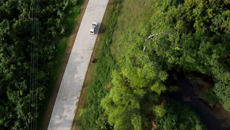 disparo de un dron tras un coche que conducía por una zona forestal
