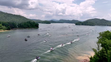 desfile aéreo de barcos en el lago watauga el 4 de julio cerca de elizabethton, tennessee
