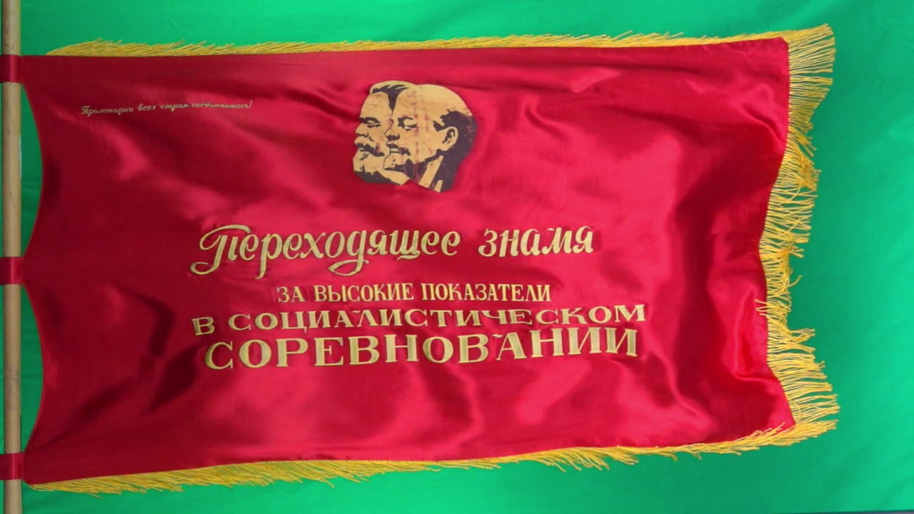 bandera de desfile soviética que representa a marx y lenin volando en cámara lenta contra un fondo de pantalla verde