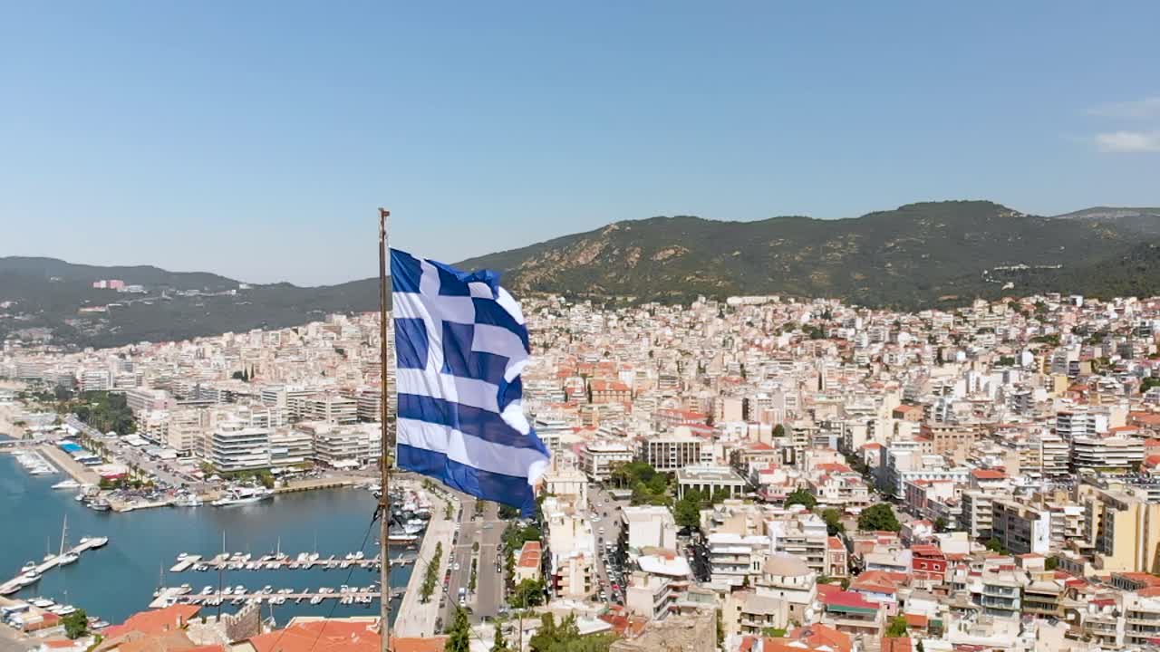bandera griega ondeando en cámara lenta, kavala grecia ciudad vieja y puerto, punto de interés disparado de imágenes aéreas