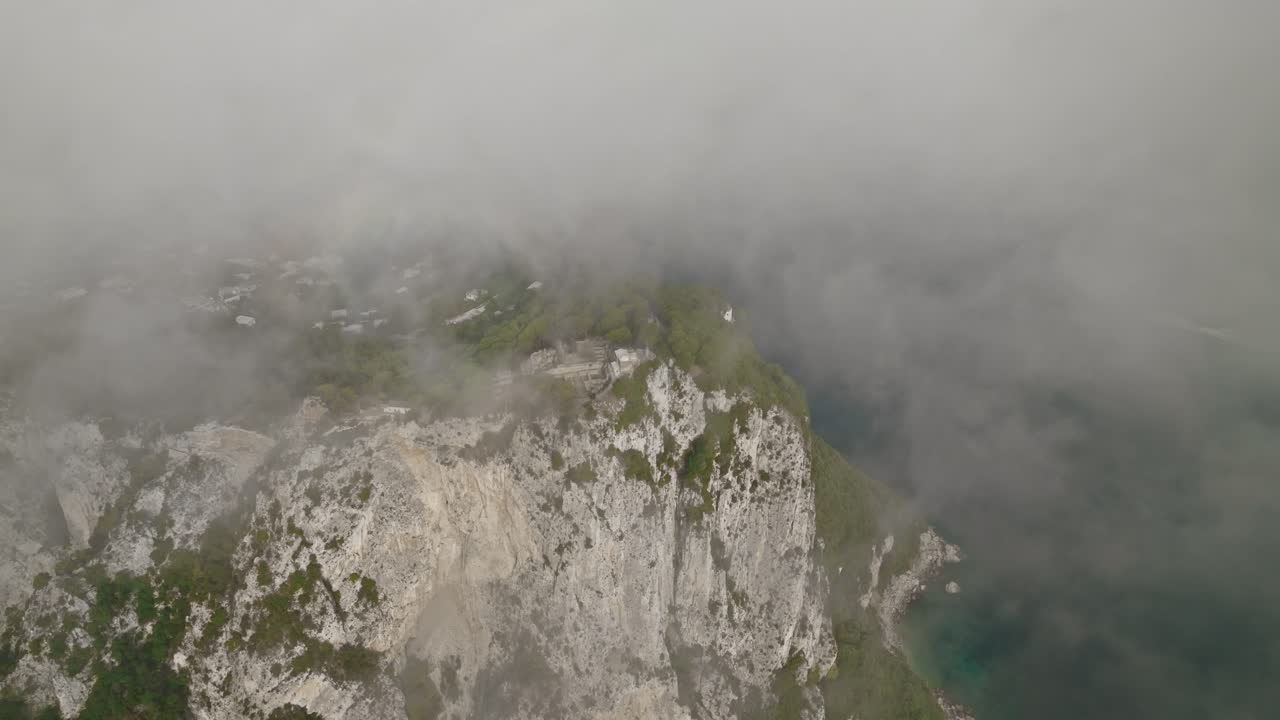 volando a través de las nubes en la isla de capri, italia