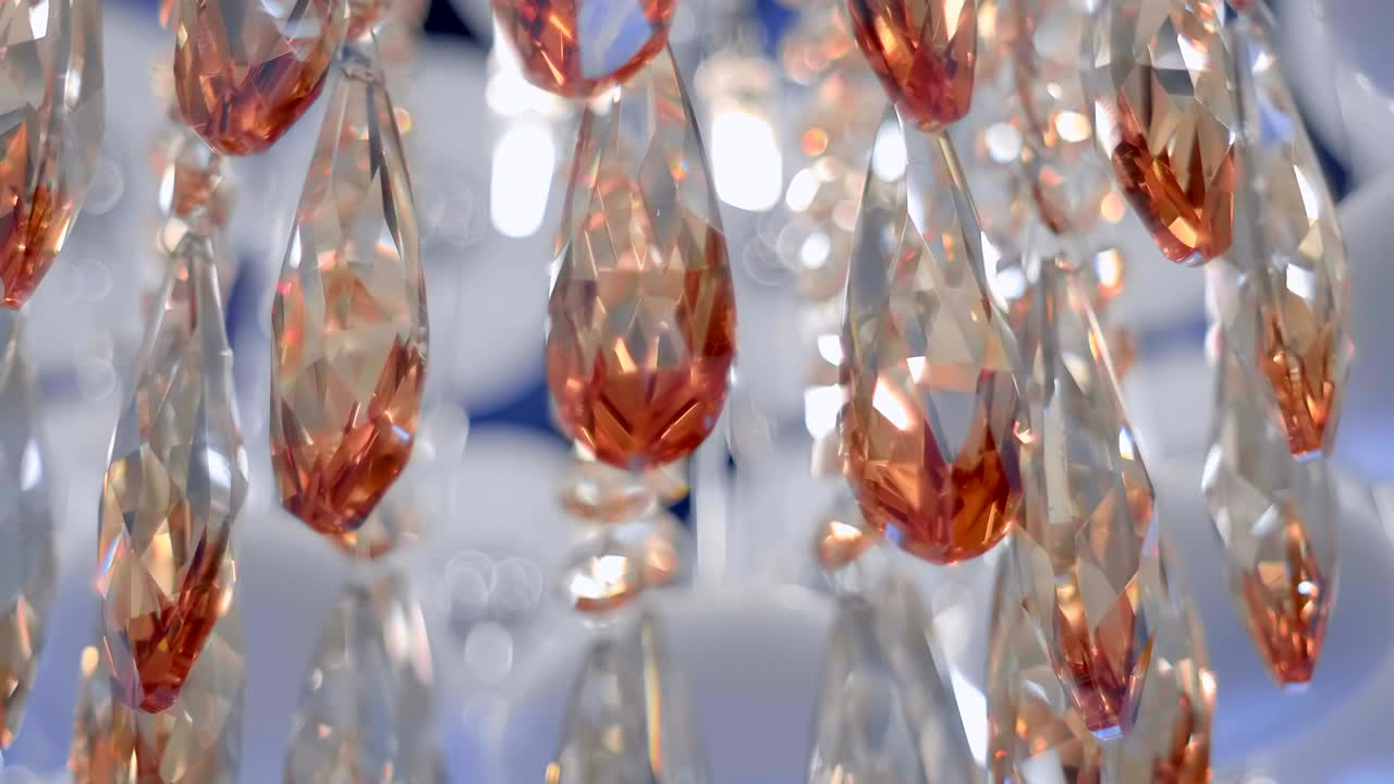 los elementos de cristal brillan a la luz de un lujoso y hermoso candelabro.